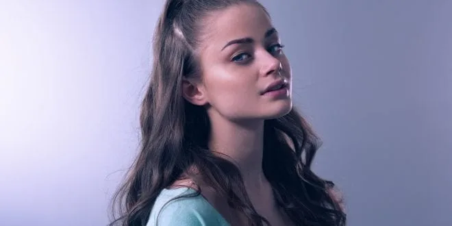 Η Stefania σε κοντινό πλάνο με μακριά μαλλιά.