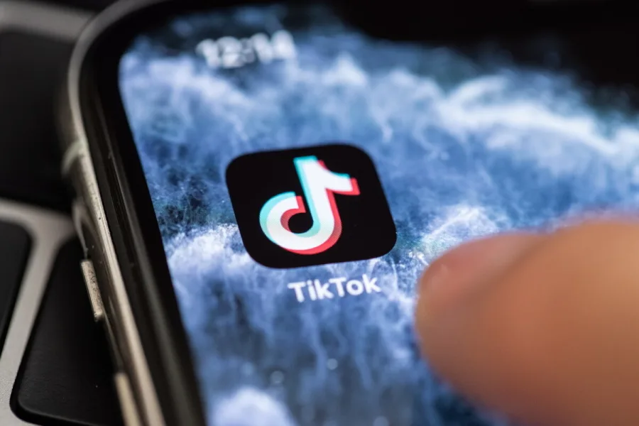 Το εικονίδιο της εφαρμογής TikTok στην οθόνη ενός smartphone.