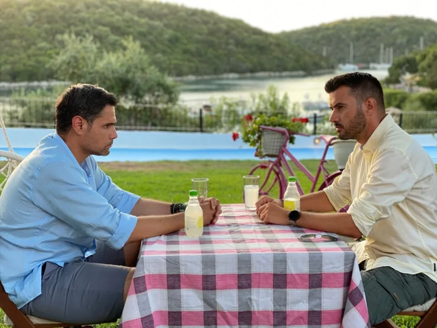 Ο Δημήτρης Ουγγαρέζος και ο Γιάννης Τσιμιτσέλης σε τραπέζι στην Κέρκυρα.