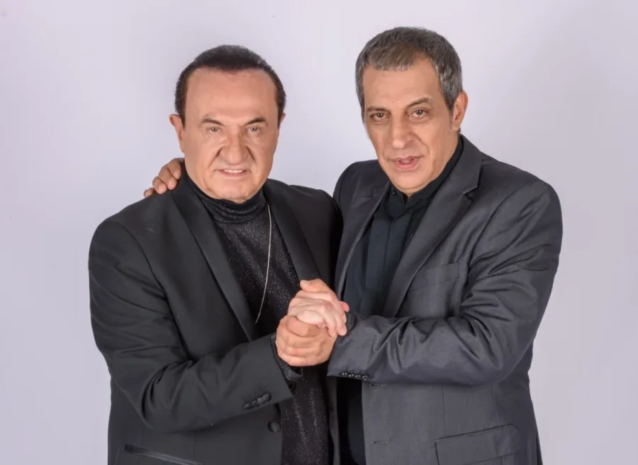Ο Λευτέρης Πανταζής και ο Θέμης Αδαμαντίδης ποζάρουν μαζί.