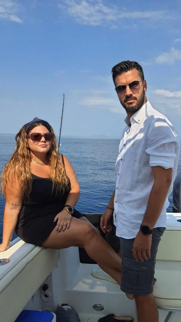 Ο Γιάννης Τσιμιτσέλης και η Δανάη Μπάρκα σε σκάφος στη θάλασσα.