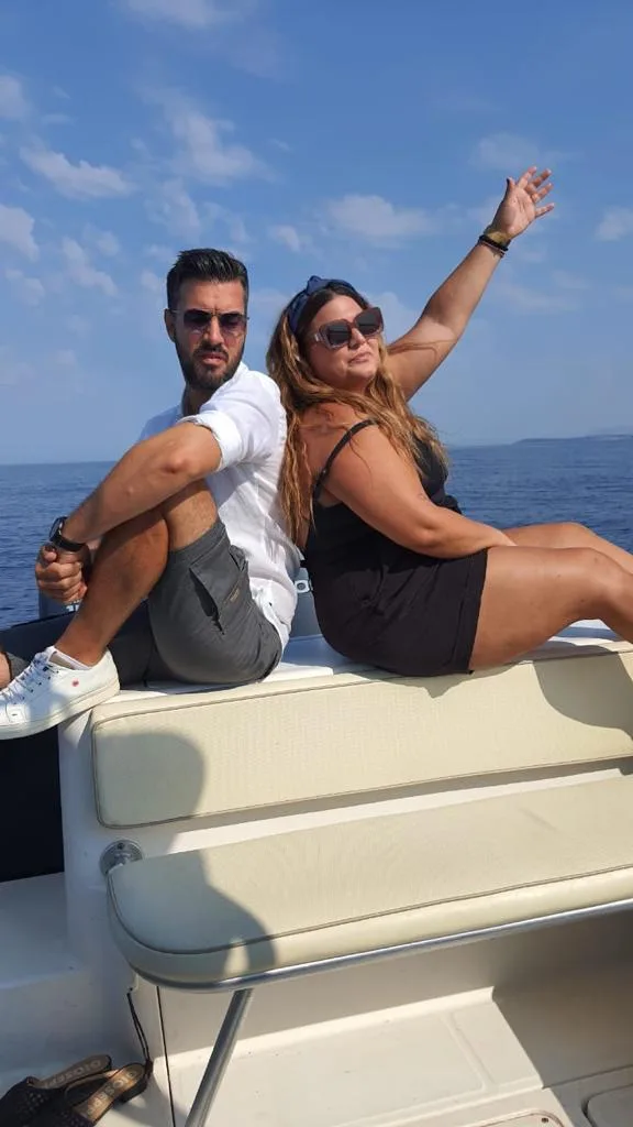 Ο Γιάννης Τσιμιτσέλης και η Δανάη Μπάρκα σε σκάφος στη θάλασσα.