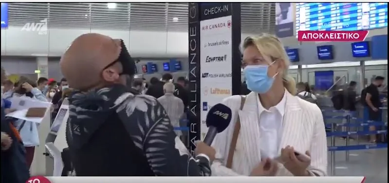 Η Βίκυ Καγιά σε αεροδρόμιο παραχωρεί συνέντευξη σε δημοσιογράφο.