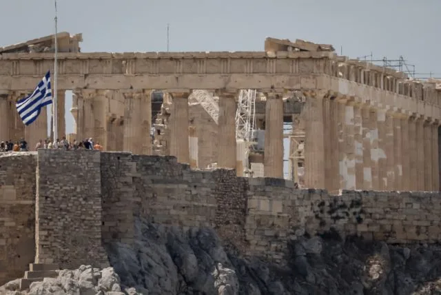 Ο Παρθενώνας στην Ακρόπολη με την ελληνική σημαία να κυματίζει μεσίστια.