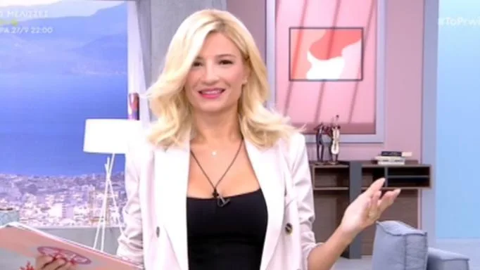 Ξανθιά παρουσιάστρια σε τηλεοπτικό πλατό