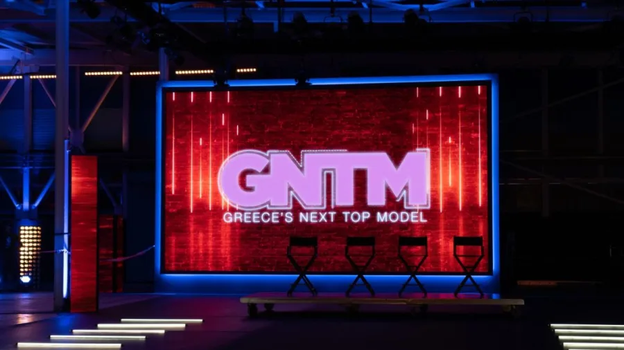 Το σκηνικό του GNTM με μεγάλη οθόνη και καρέκλες κριτών.