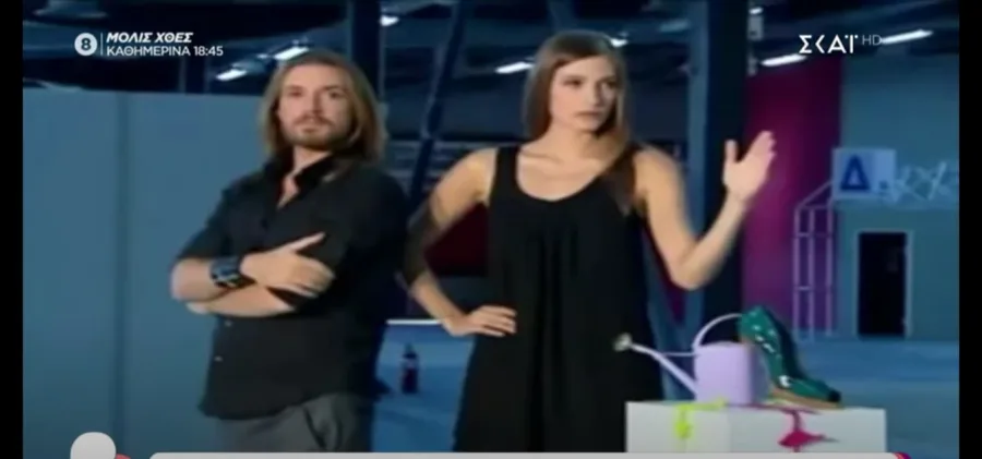 Η Ισμήνη Παπαβλασοπούλου και ένας άνδρας σε τηλεοπτικό πλατό.