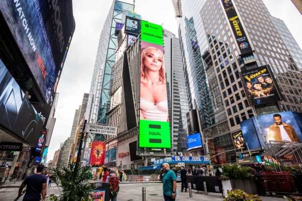 Josephine: Μπήκε σε billboard στην Times Square