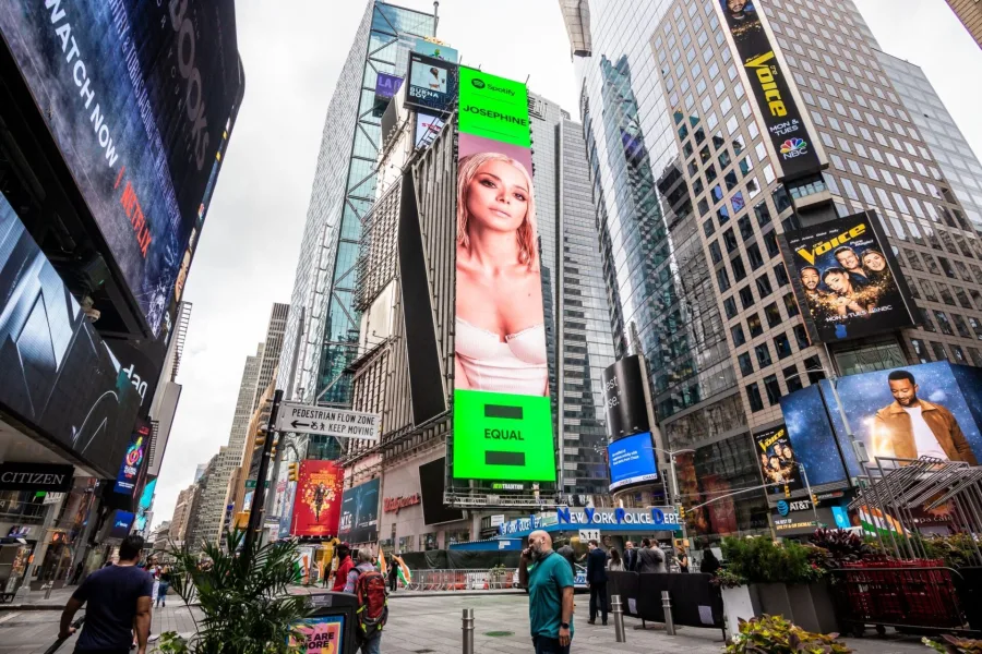 Billboard της Josephine στην Times Square της Νέας Υόρκης.