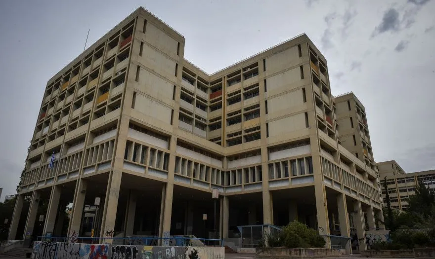 Εξωτερική άποψη κτιρίου πανεπιστημίου με μοντέρνα αρχιτεκτονική.