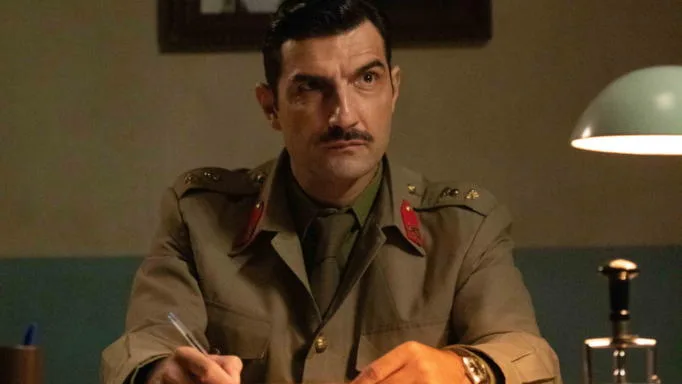 Ο Νίκος Κουρής ως Ζάχος Λυκογιάννης στη σειρά Άγριες Μέλισσες.