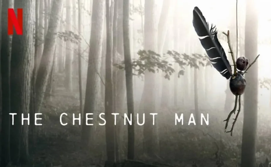 Αφίσα της σειράς The Chestnut Man του Netflix σε ομιχλώδες δάσος.