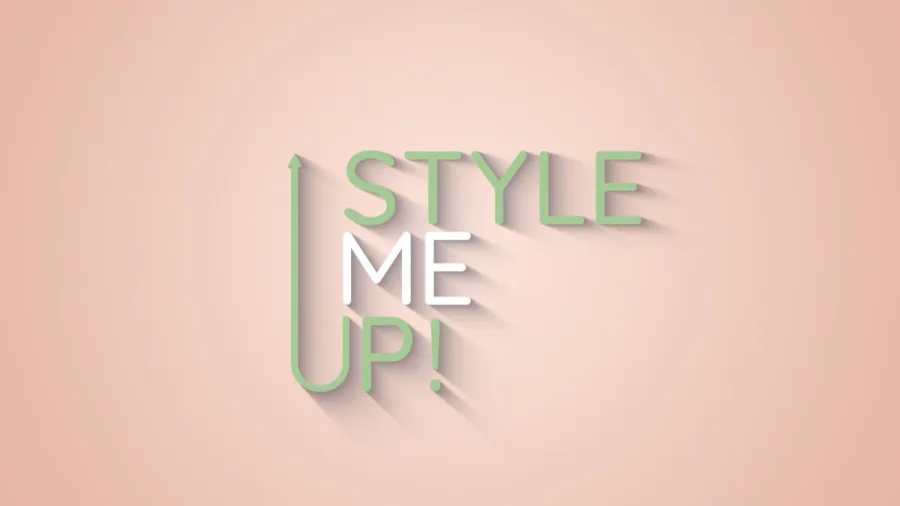 Λογότυπο της εκπομπής Style Me Up σε παστέλ φόντο.