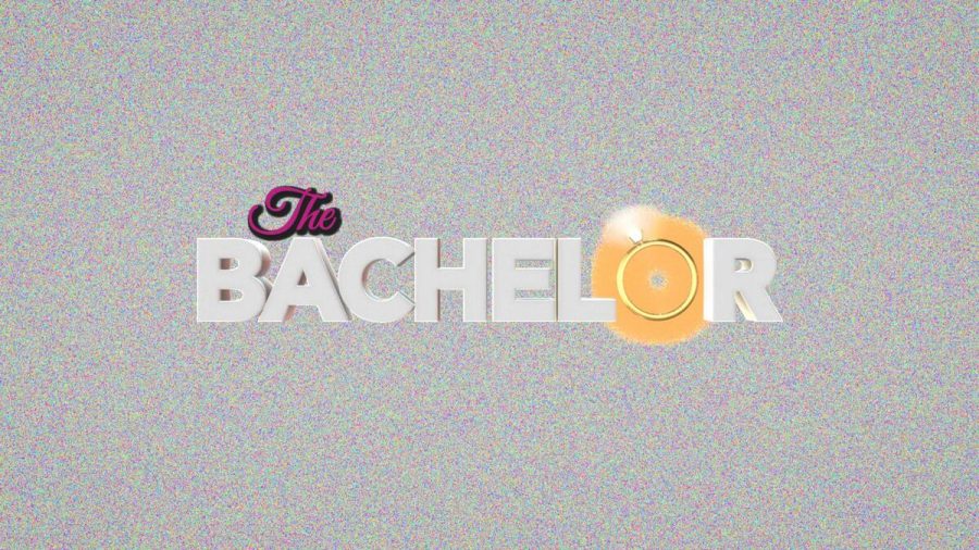 Το λογότυπο της εκπομπής The Bachelor σε γκρι φόντο με χιόνια.