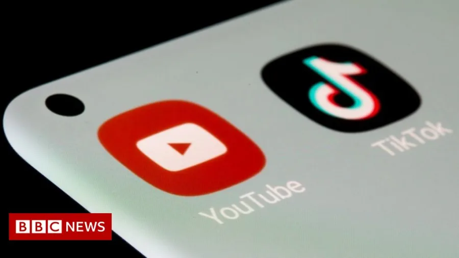 Εικονίδια των εφαρμογών YouTube και TikTok σε οθόνη κινητού τηλεφώνου.