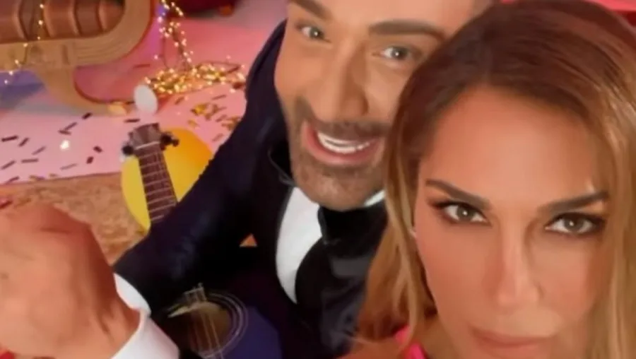 Η Δέσποινα Βανδή και ο Νίκος Κοκλώνης σε selfie.