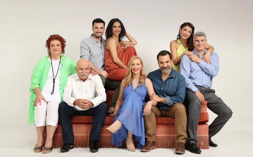 Το καστ της σειράς «Μην αρχίζεις τη μουρμούρα» σε ομαδική φωτογραφία.