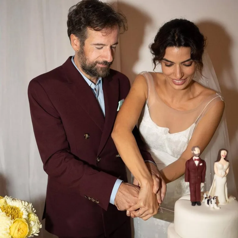 Η Τόνια Σωτηροπούλου και ο Κωστής Μαραβέγιας κόβουν την τούρτα του γάμου τους.
