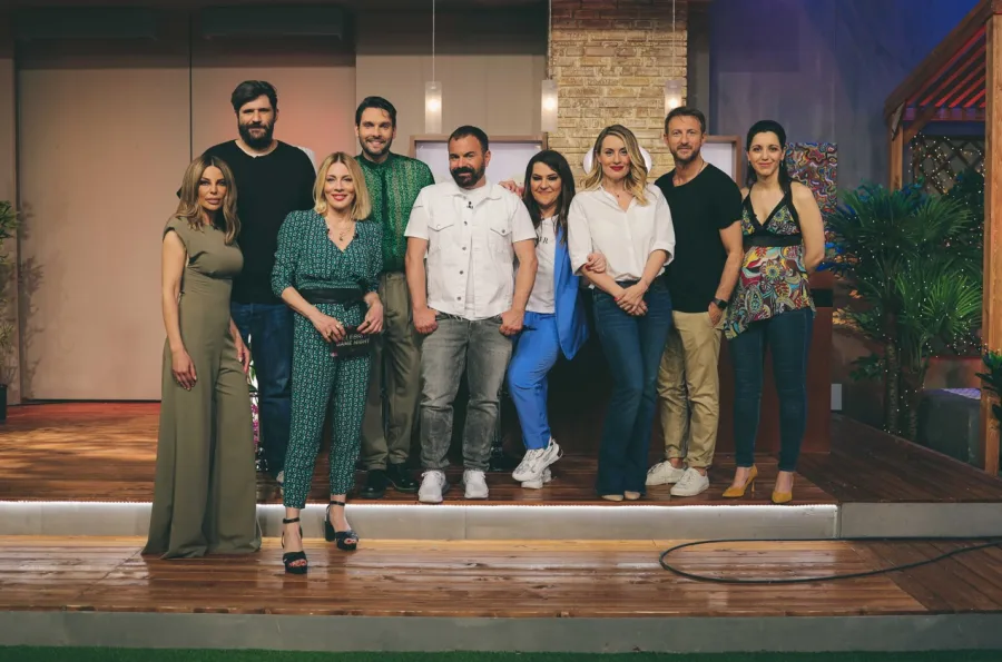 Η Σμαράγδα Καρύδη με καλεσμένους στο πλατό του Celebrity Game Night.