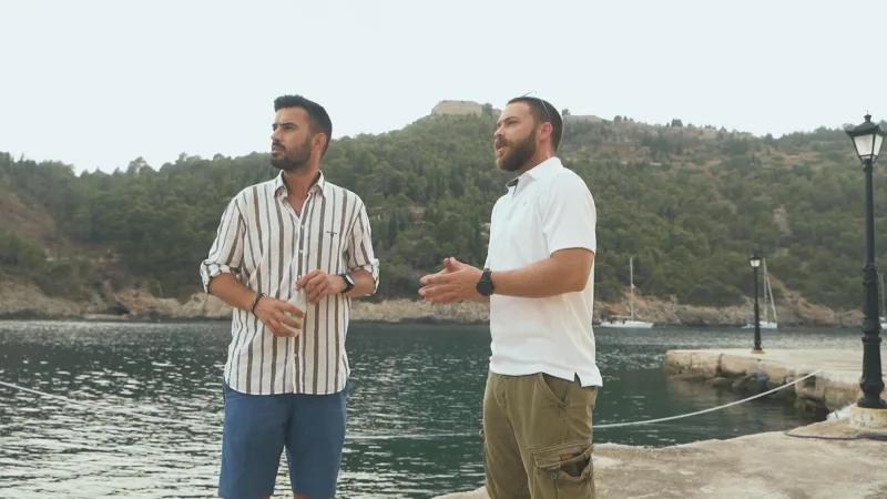 Ο Γιάννης Τσιμιτσέλης και ο Στέφανος Μιχαήλ σε παραθαλάσσια τοποθεσία.