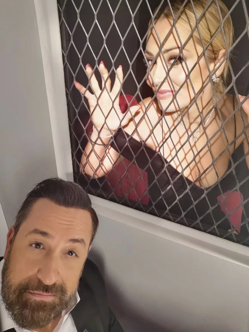 Ο Θέμης Γεωργαντάς και η Σοφία Μαριόλα σε πλατό εκπομπής.