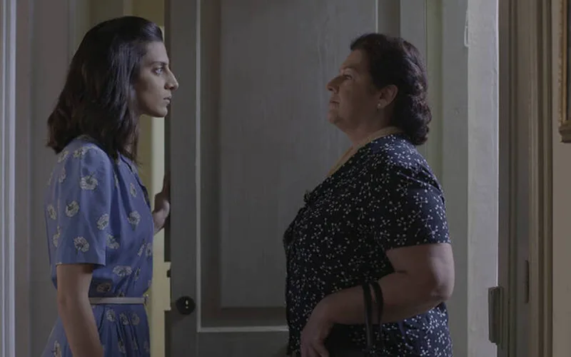 Η Στέλλα Γκίκα σε σκηνή από τηλεοπτική σειρά.