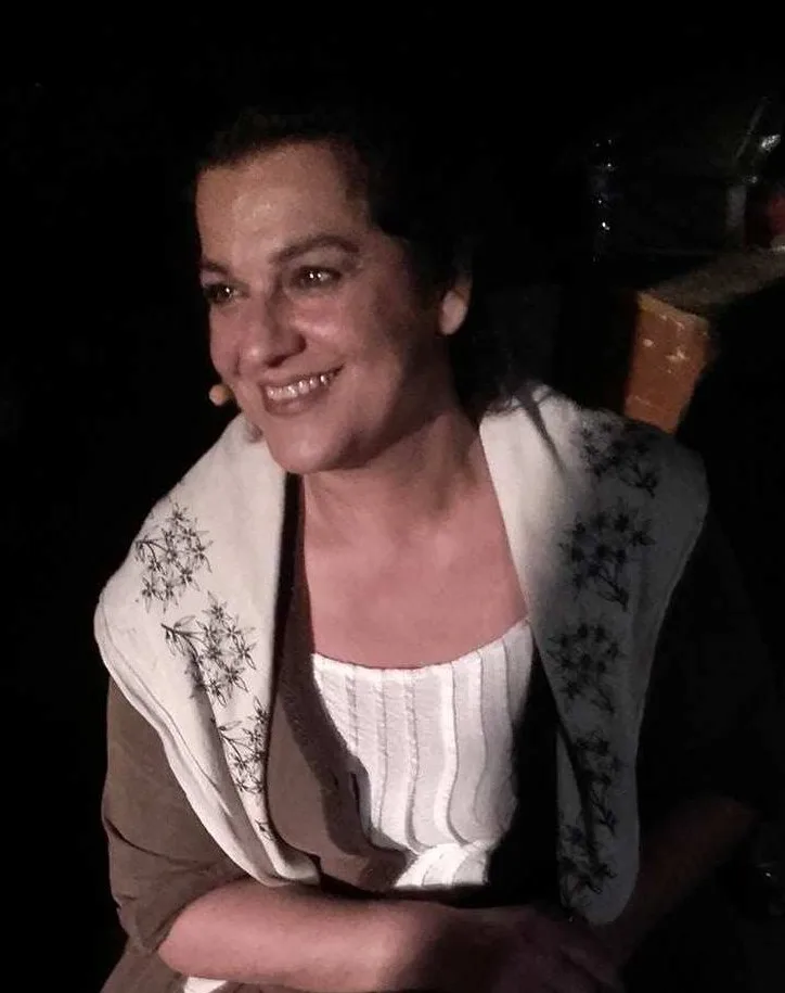 Η ηθοποιός Στέλλα Γκίκα σε θεατρική παράσταση.