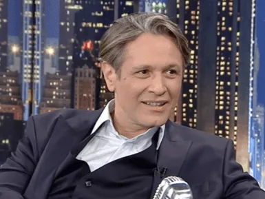 Ο Αιμίλιος Χειλάκης σε τηλεοπτική συνέντευξη.