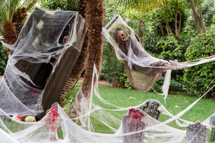 Διακόσμηση Halloween στο Allou! Fun Park με σκελετό σε αιώρηση και τάφους.