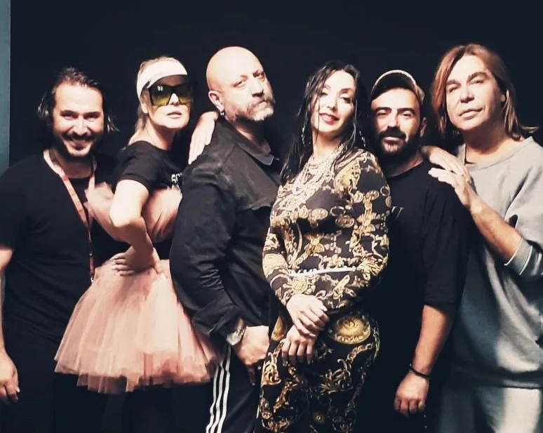 Η Evgenia με συνεργάτες της σε ομαδική φωτογραφία.