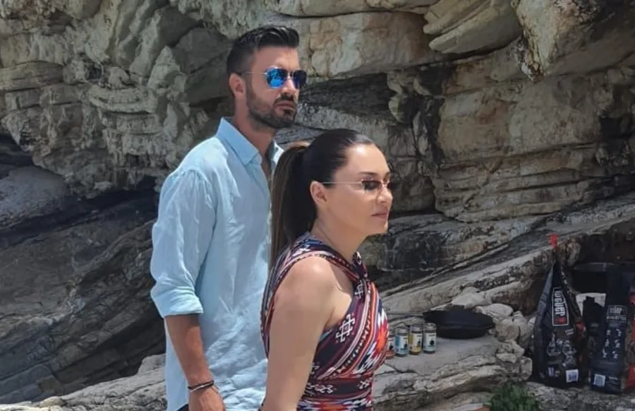 Ο Γιάννης Τσιμιτσέλης και η Αποστολία Ζώη σε βραχώδη παραλία.