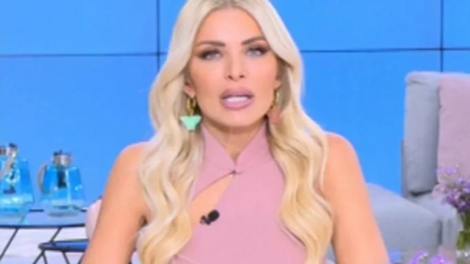 Η Κατερίνα Καινούργιου σε τηλεοπτικό πλατό.
