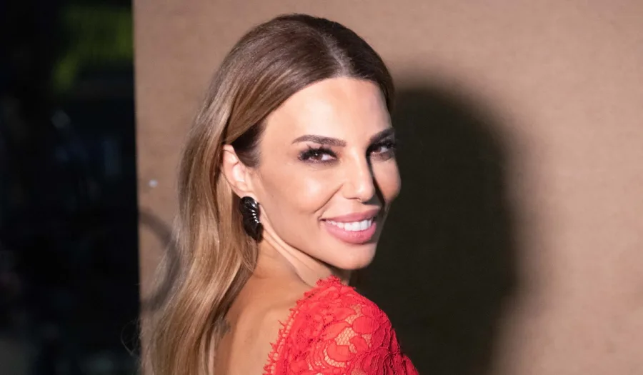 Η Κέλλυ Κελεκίδου με κόκκινο δαντελωτό φόρεμα.