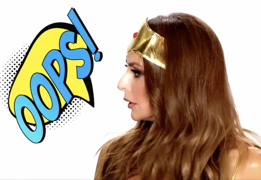 Η Μπέττυ Μαγγίρα σε προφίλ με στολή Wonder Woman και γραφικό Oops!