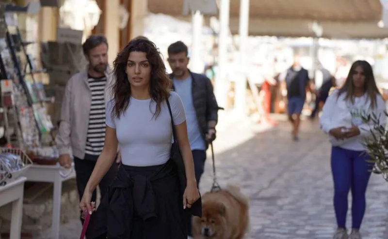 Η Τόνια Σωτηροπούλου και ο Κωστής Μαραβέγιας περπατούν σε πλακόστρωτο δρόμο στην Ύδρα.