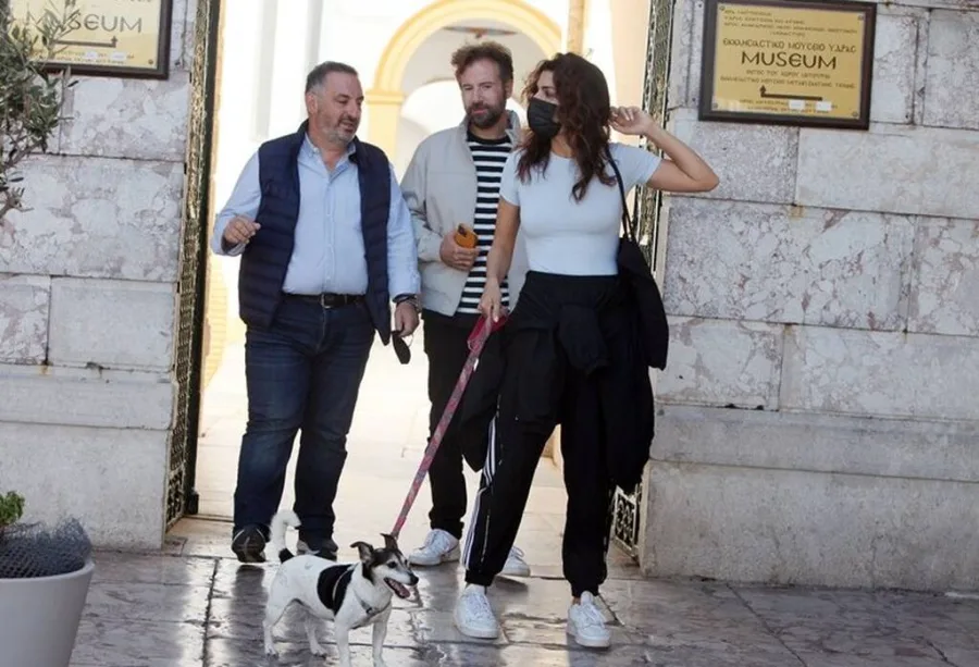 Η Τόνια Σωτηροπούλου και ο Κωστής Μαραβέγιας σε βόλτα στην Ύδρα με τον σκύλο τους.