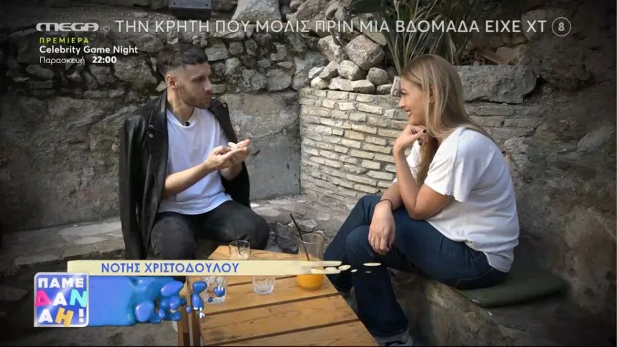 Ο Νότης Χριστοδούλου σε συνέντευξη με δημοσιογράφο σε εξωτερικό χώρο.