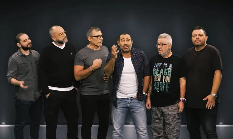 Ο Αντώνης Κανάκης και η ομάδα της εκπομπής Ράδιο Αρβύλα σε στούντιο.