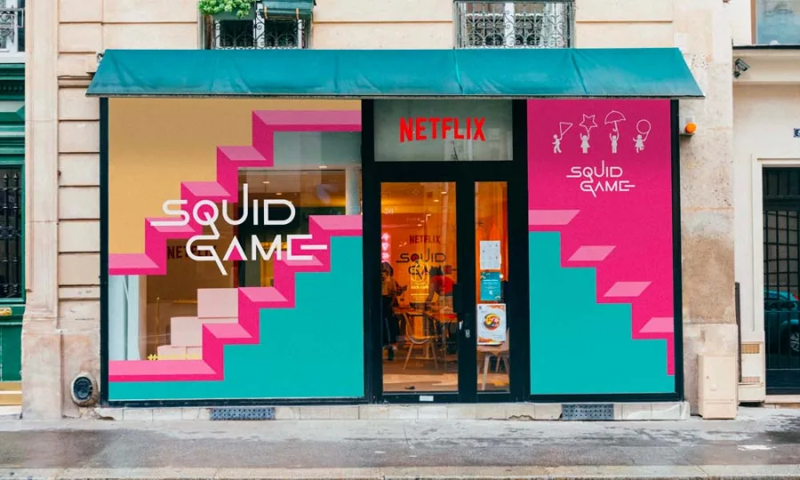 Η πρόσοψη του pop up cafe της σειράς Squid Game στο Παρίσι.