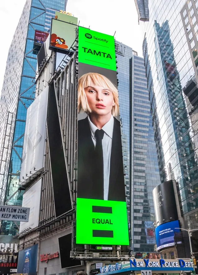 Η Τάμτα σε ψηφιακό billboard του Spotify στην Times Square της Νέας Υόρκης.