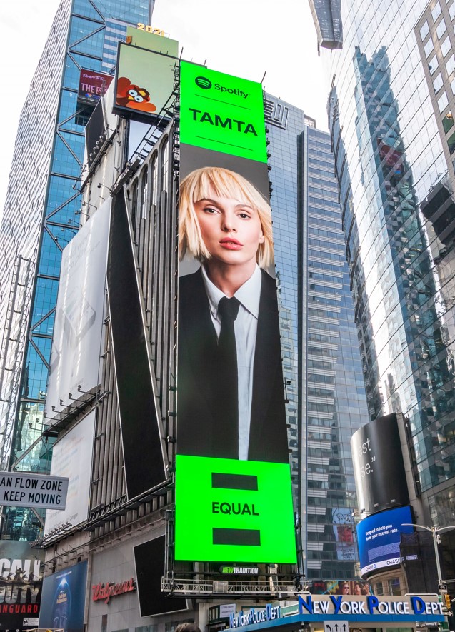 Η Τάμτα σε ψηφιακό billboard του Spotify στην Times Square της Νέας Υόρκης.