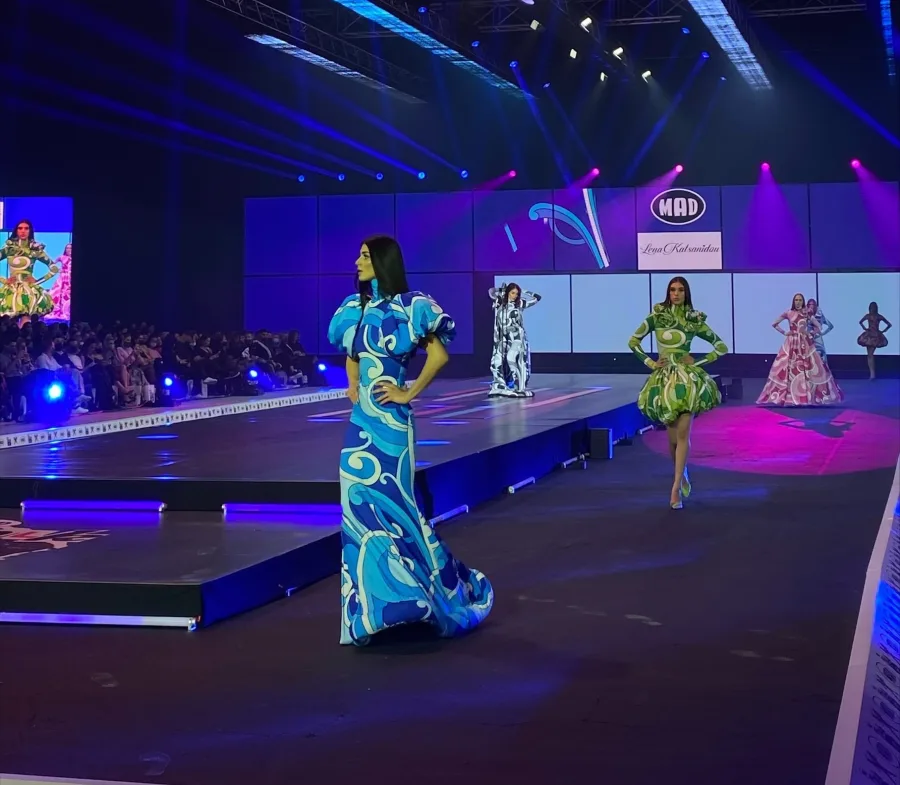 Μοντέλα με δημιουργίες της Lena Katsanidou στο MadWalk 2021.