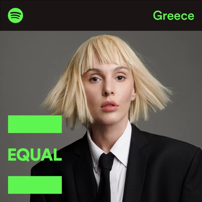 Η Τάμτα με ξανθό καρέ μαλλί και μαύρο κοστούμι σε καμπάνια του Spotify.