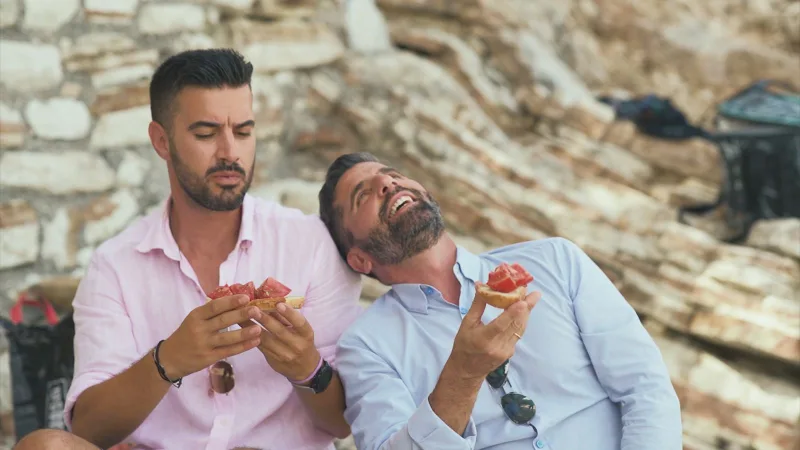 Ο Γιάννης Τσιμιτσέλης και ο Θανάσης Βισκαδουράκης τρώνε μπρουσκέτες.