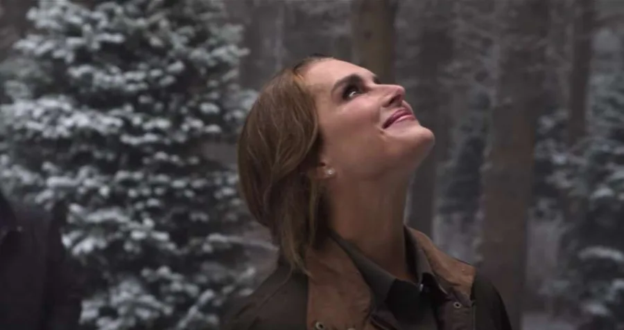 Η Brooke Shields σε χιονισμένο δάσος από την ταινία A Castle For Christmas.