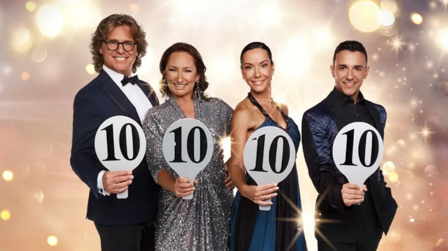 Οι κριτές του Dancing with the Stars κρατούν βαθμολογίες με το νούμερο 10.
