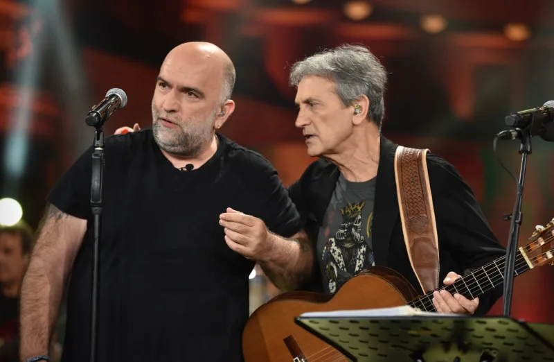 Ο Γιώργος Νταλάρας με τον Μπάμπη Στόκα στη σκηνή της εκπομπής Σπίτι με το MEGA.