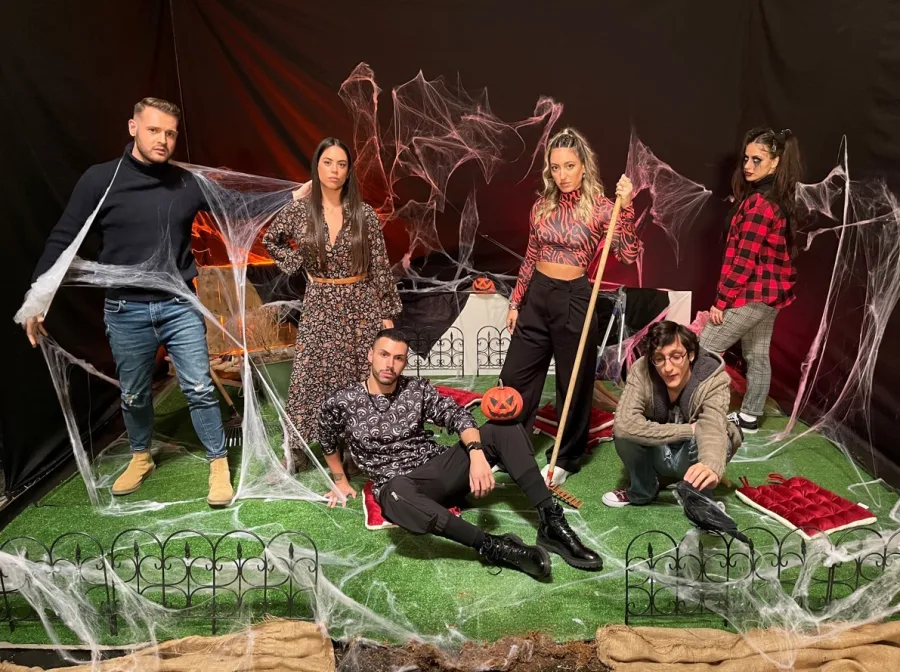 Οι Tricksters του Mad Viral σε Halloween σκηνικό με ιστούς αράχνης και κολοκύθες.