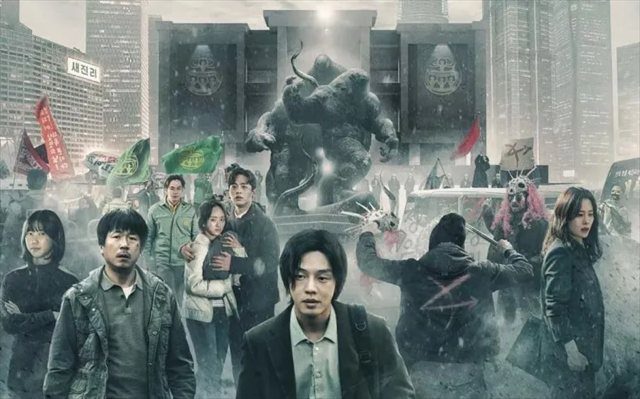 Σκηνή από τη σειρά Hellbound του Netflix με πλήθος κόσμου και τερατώδη αγάλματα.