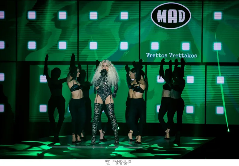 Τραγουδίστρια στη σκηνή του MadWalk 2021 με χορεύτριες.